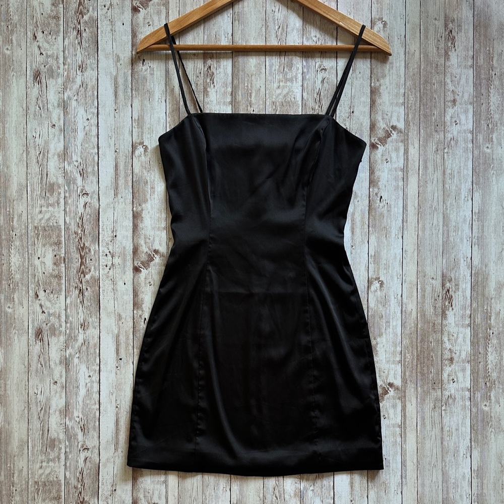 NEW Aritzia Sunday Best Shimmer Satin Dress Black sz 4 Stretch Mini Flattering